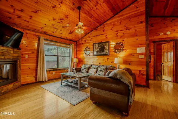 $900,000 | 921 McMakin Way, Pigeon Forge, TN 37863