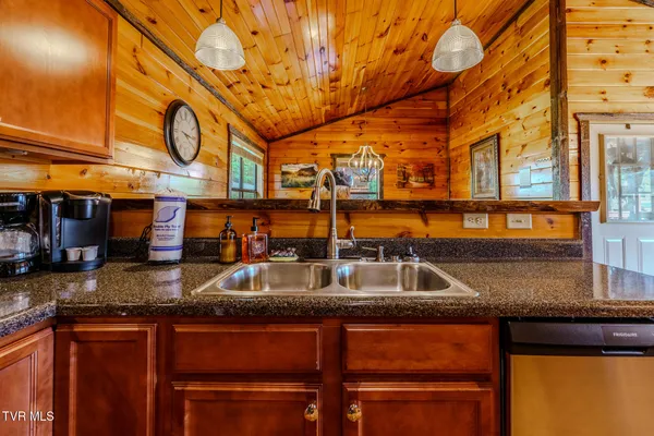 $900,000 | 921 McMakin Way, Pigeon Forge, TN 37863