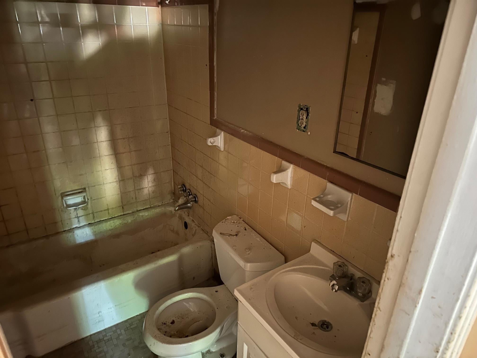 4483 Yale Road Memphis, TN 38128 - Photo 7 of 10 a bathroom with a toilet and a shower