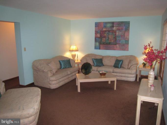 8056 Sinclair Mill Road Manassas, VA 20112 - Photo 16 of 20 Living Room
