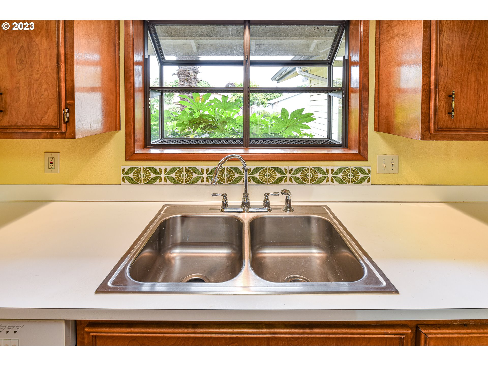 2466 Erin Way Eugene, OR 97408 - Photo 13 of 38 a view of sink and a window