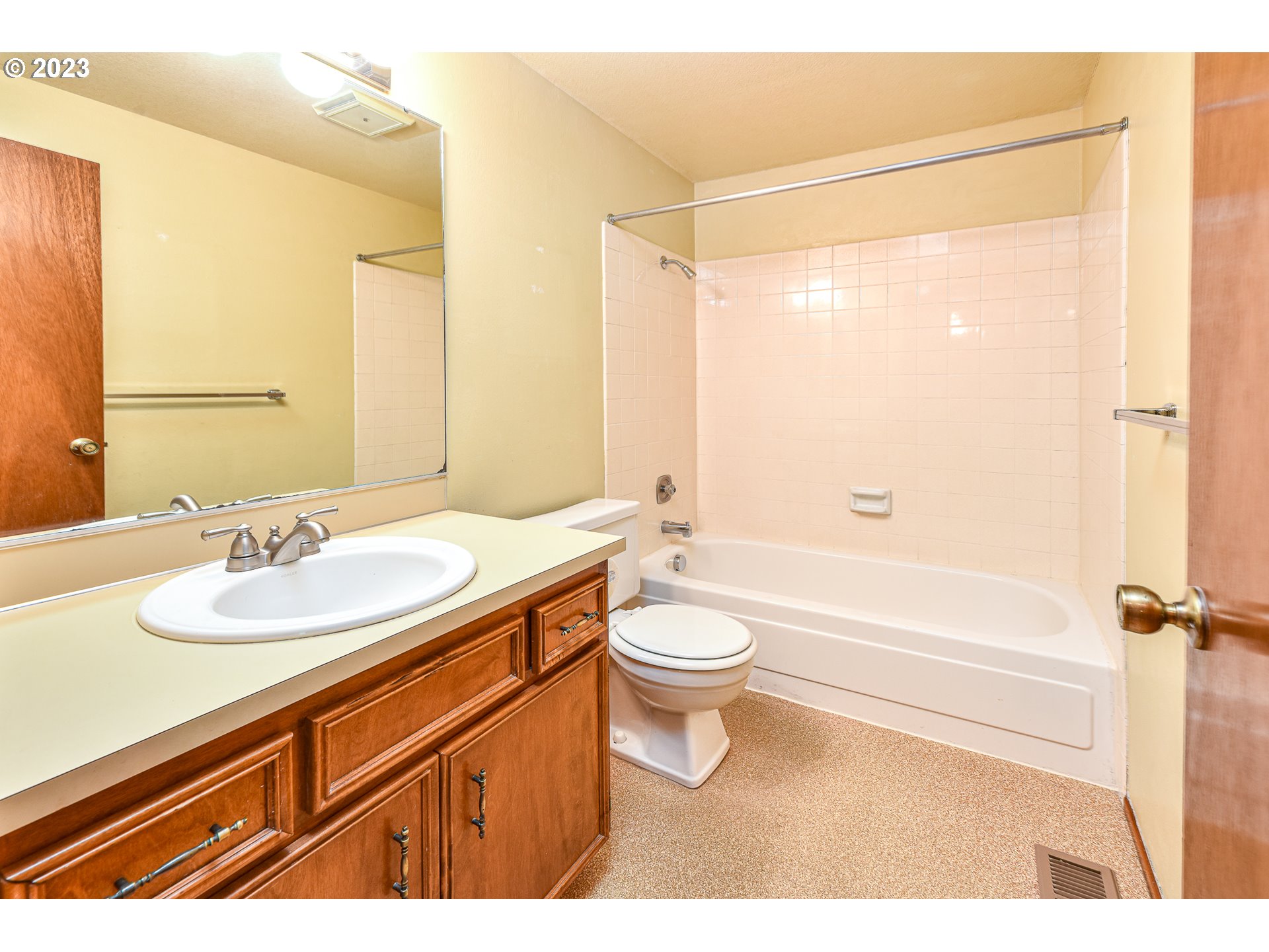 2466 Erin Way Eugene, OR 97408 - Photo 26 of 38 a bathroom with a sink a toilet and a bathtub