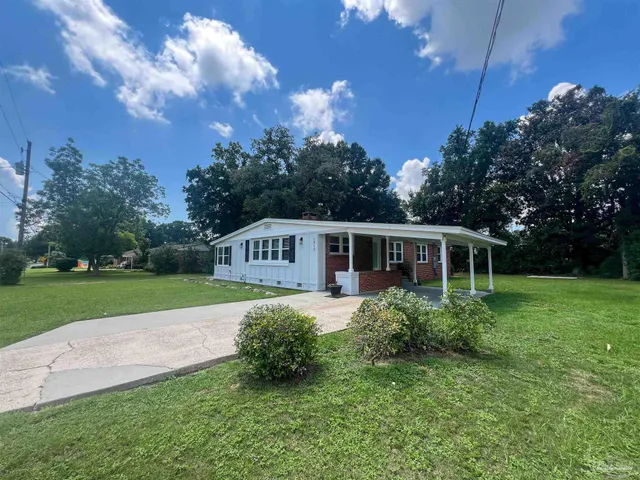 a view of a house with a yard