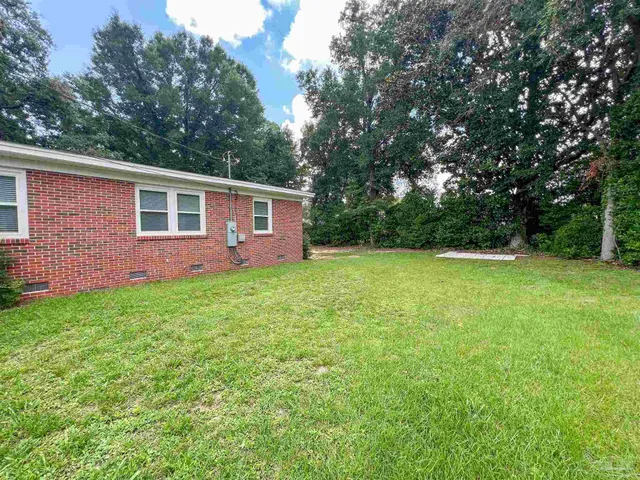 a view of a house with backyard and garden