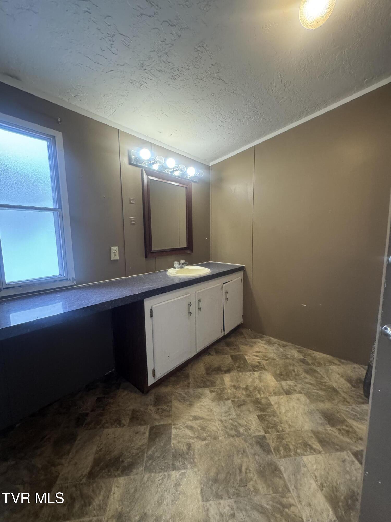 1013 Siam Road Elizabethton, TN 37643 - Photo 7 of 20 IMG_6958