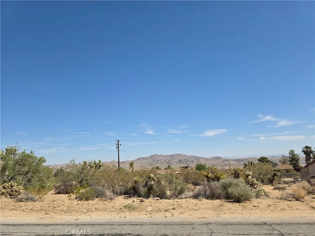 0 La Mirada Joshua Tree Ca Joshua Tree, CA 92252 - Photo 4 of 4 a view of a mountain with sunset view