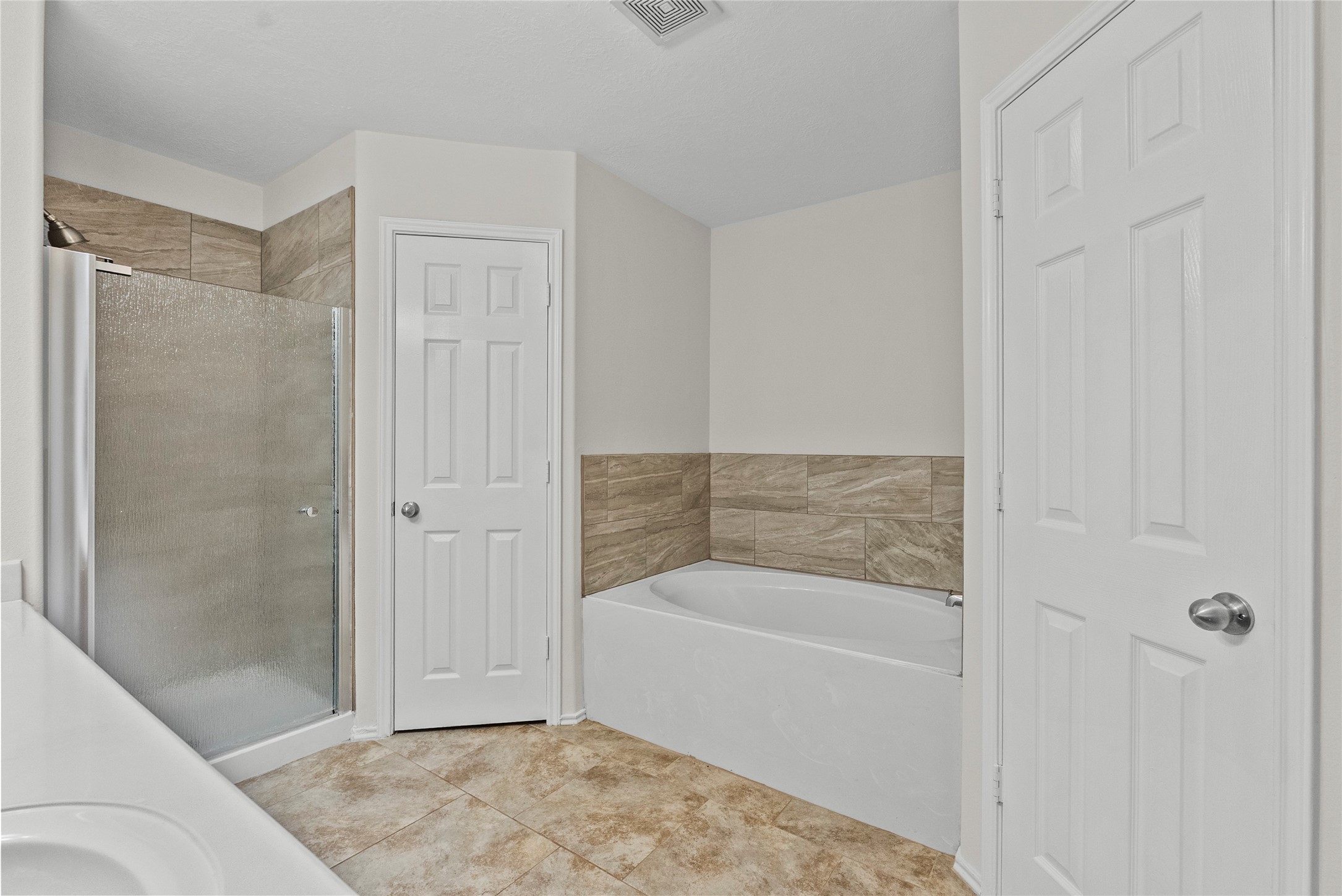 13431 Rural Oak Street Houston, TX 77034 - Photo 7 of 35 primary bathroom