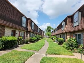 a view of a yard in front of house