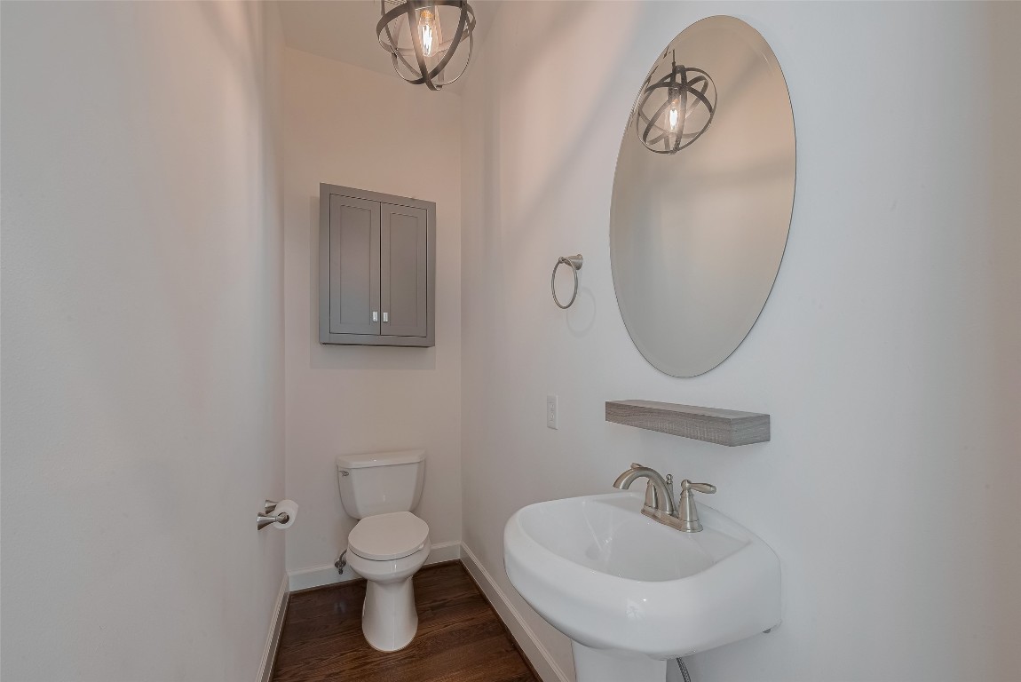 854 West 20th Street Houston, TX 77008 - Photo 15 of 40 a bathroom with a toilet a sink and mirror