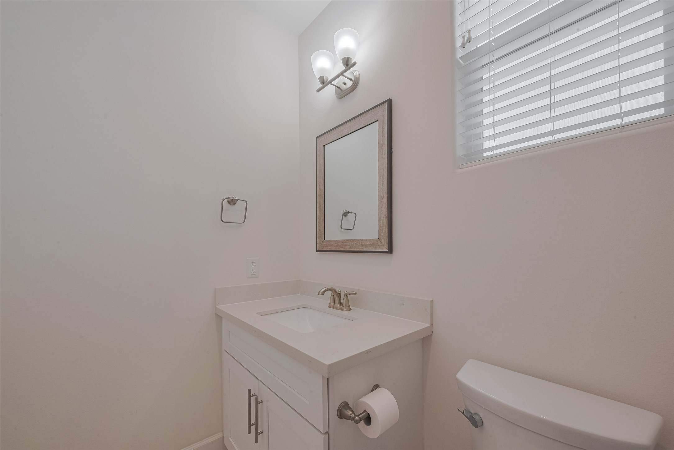 854 West 20th Street Houston, TX 77008 - Photo 18 of 40 a bathroom with a sink a toilet and mirror