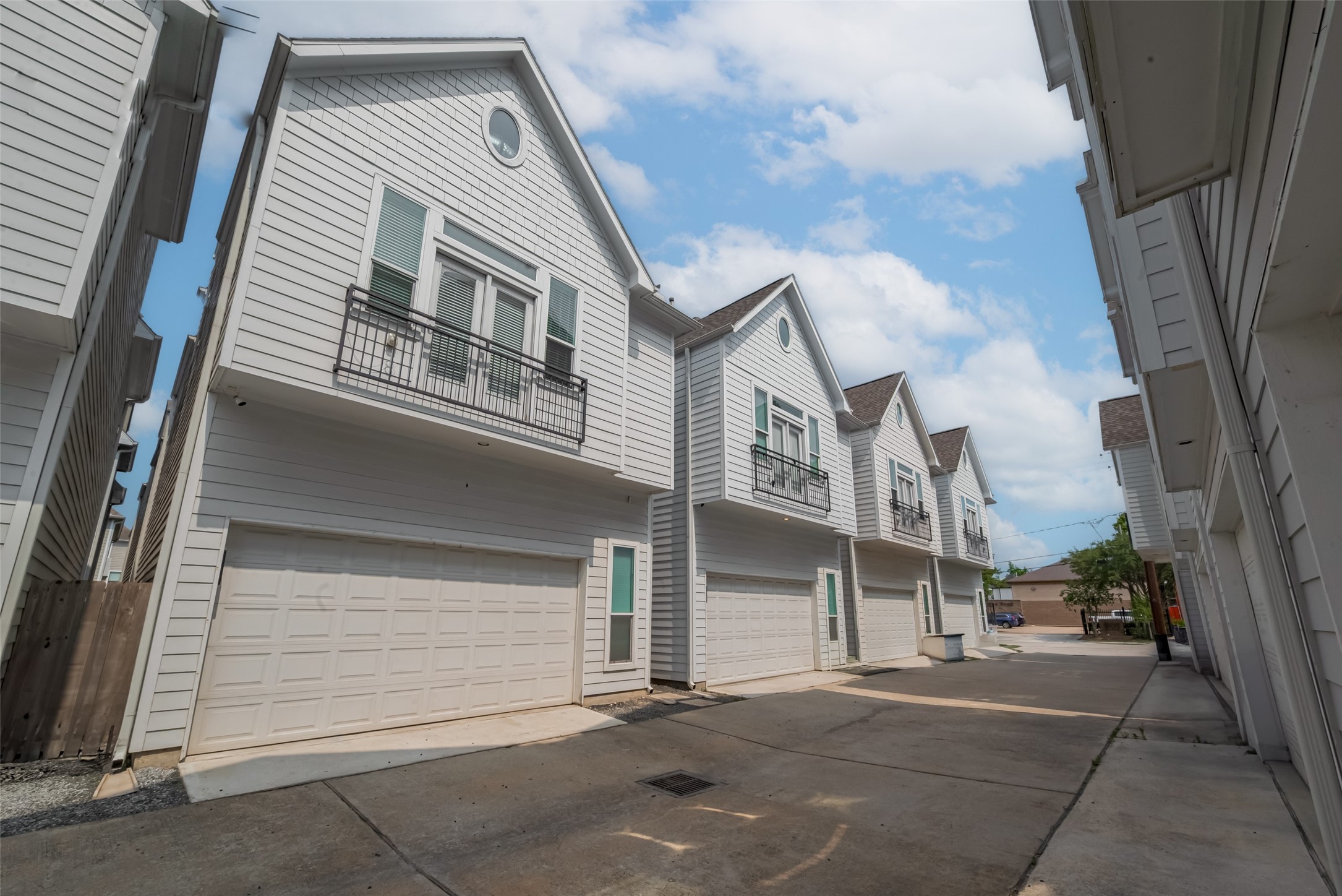 854 West 20th Street Houston, TX 77008 - Photo 2 of 40 a front view of a building