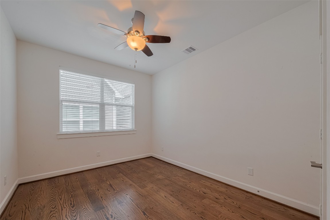 854 West 20th Street Houston, TX 77008 - Photo 23 of 40 an empty room with a window