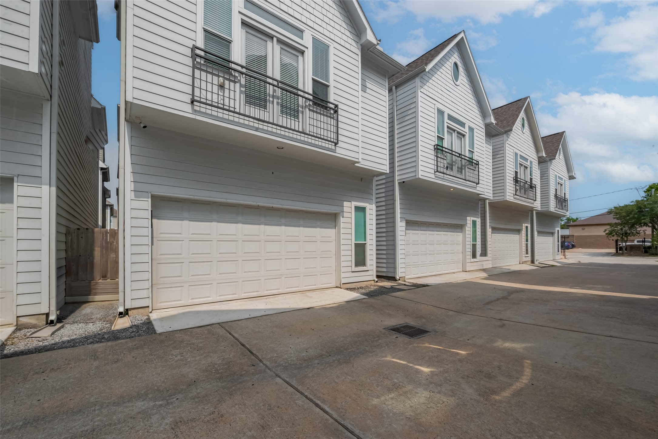 854 West 20th Street Houston, TX 77008 - Photo 3 of 40 front view of a building