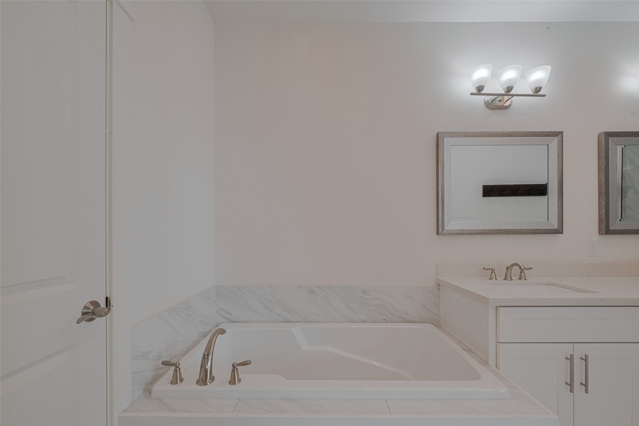 854 West 20th Street Houston, TX 77008 - Photo 36 of 40 a bathroom with a bathtub and a sink