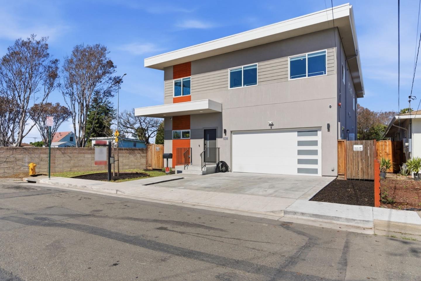 538 Dean Street Hayward, CA 94541 - Photo 2 of 25 a view of a house with street