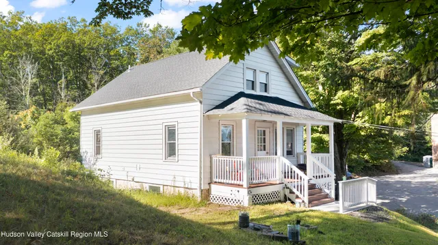 a view of a house with a yard