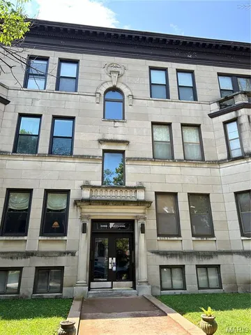 $1,900 | 4256 Maryland Avenue, Unit 3E, St. Louis, MO 63108