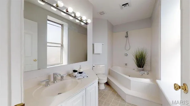 $1,900 | 4256 Maryland Avenue, Unit 3E, St. Louis, MO 63108