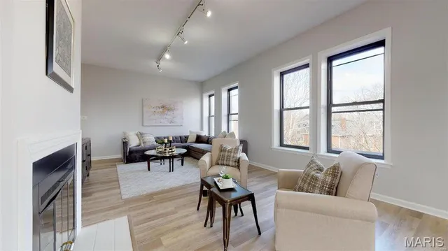 $1,900 | 4256 Maryland Avenue, Unit 3E, St. Louis, MO 63108