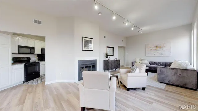 $1,900 | 4256 Maryland Avenue, Unit 3E, St. Louis, MO 63108