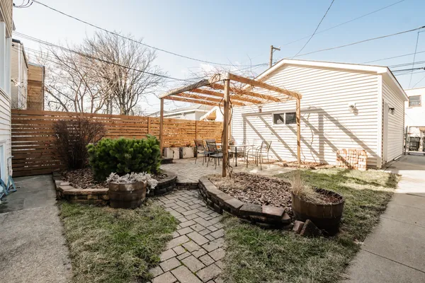 $2,300 | 2136 North Avers Avenue, Unit 1, Chicago, IL 60647