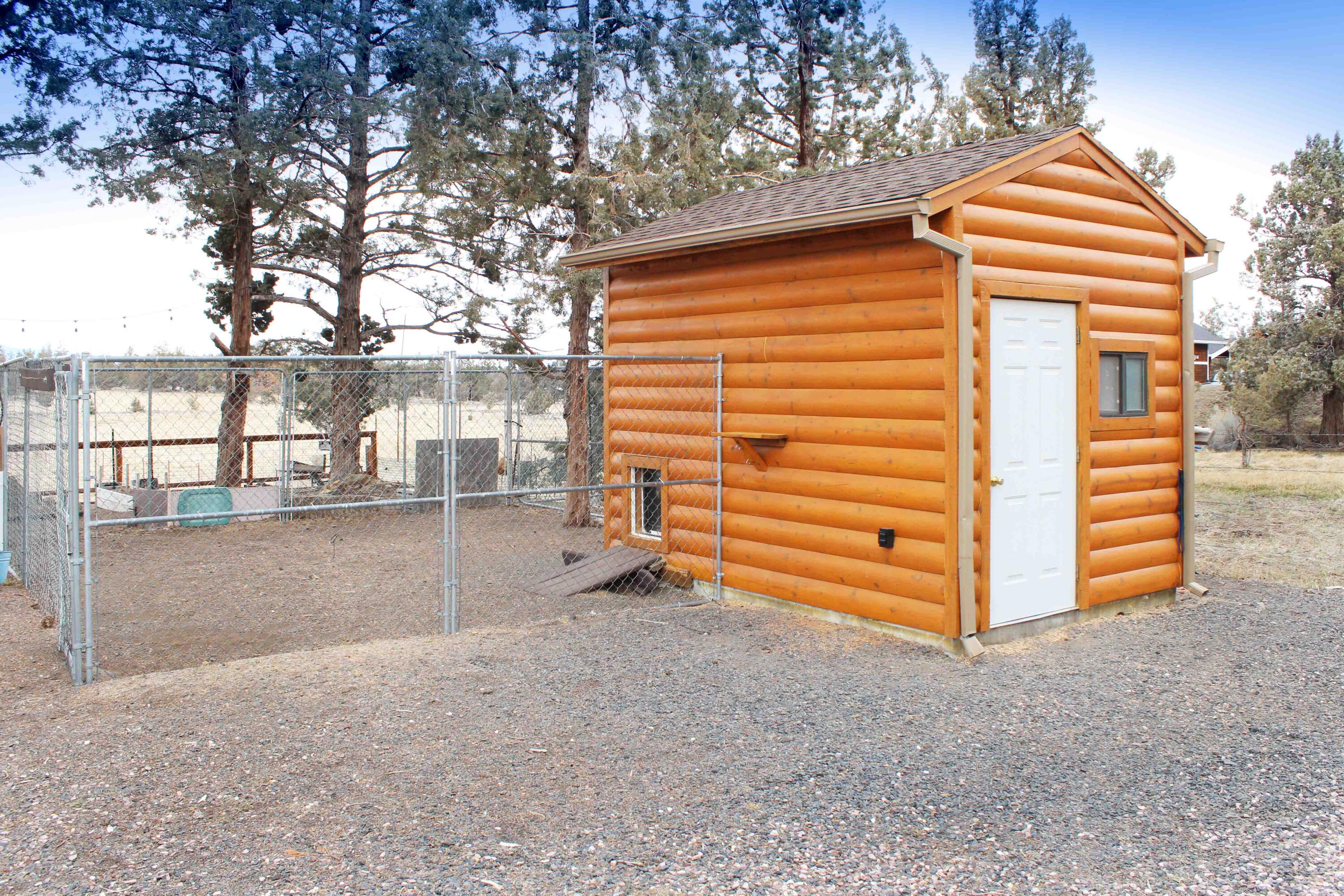 62497 Stenkamp Road Bend, OR 97701 - Photo 45 of 47 The dog house! & dog run.