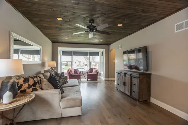 $469,900 | 9840 South St Louis Avenue, Evergreen Park, IL 60805