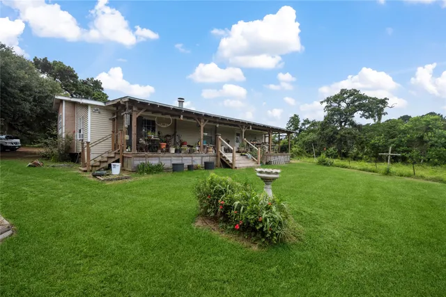 a view of a house with a backyard
