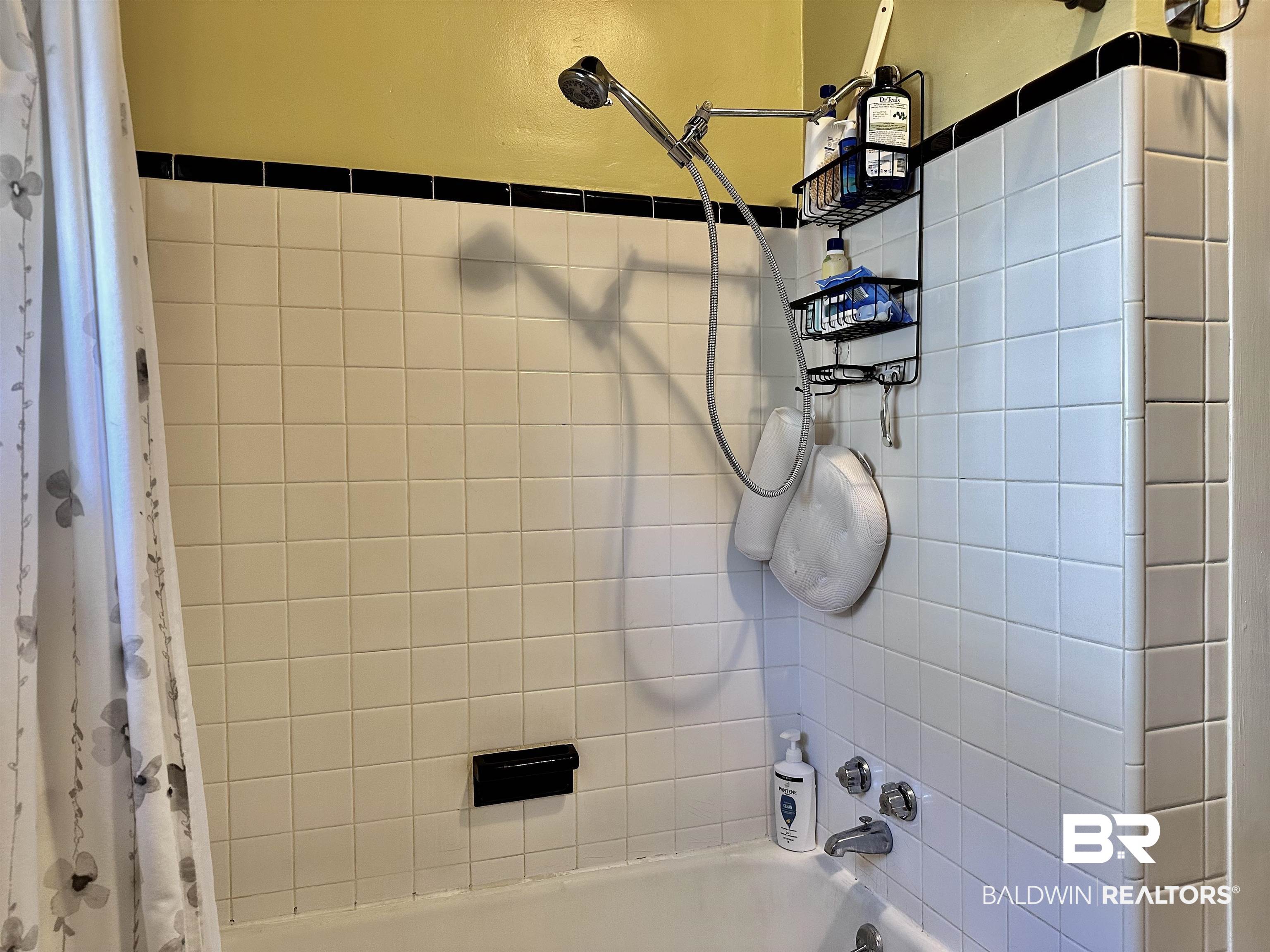 260 Siena Vista Street Mobile, AL 36607 - Photo 15 of 41 Bathroom featuring shower / bath combo