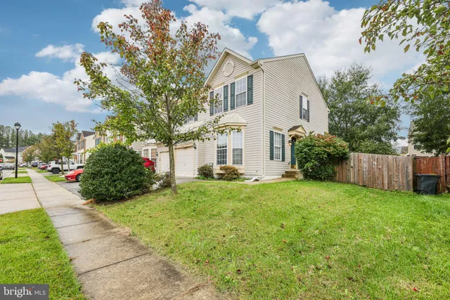 a view of a house with backyard