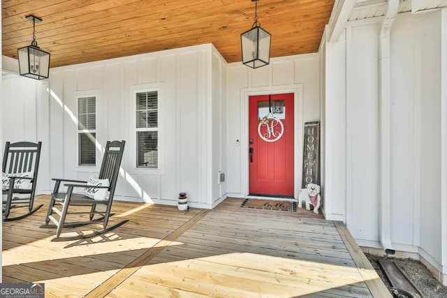 a very nice looking room with a chair