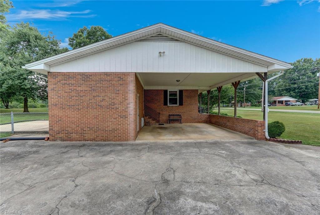 806 Grooms Road Reidsville, NC 27320 - Photo 3 of 25 Gallery Image 3