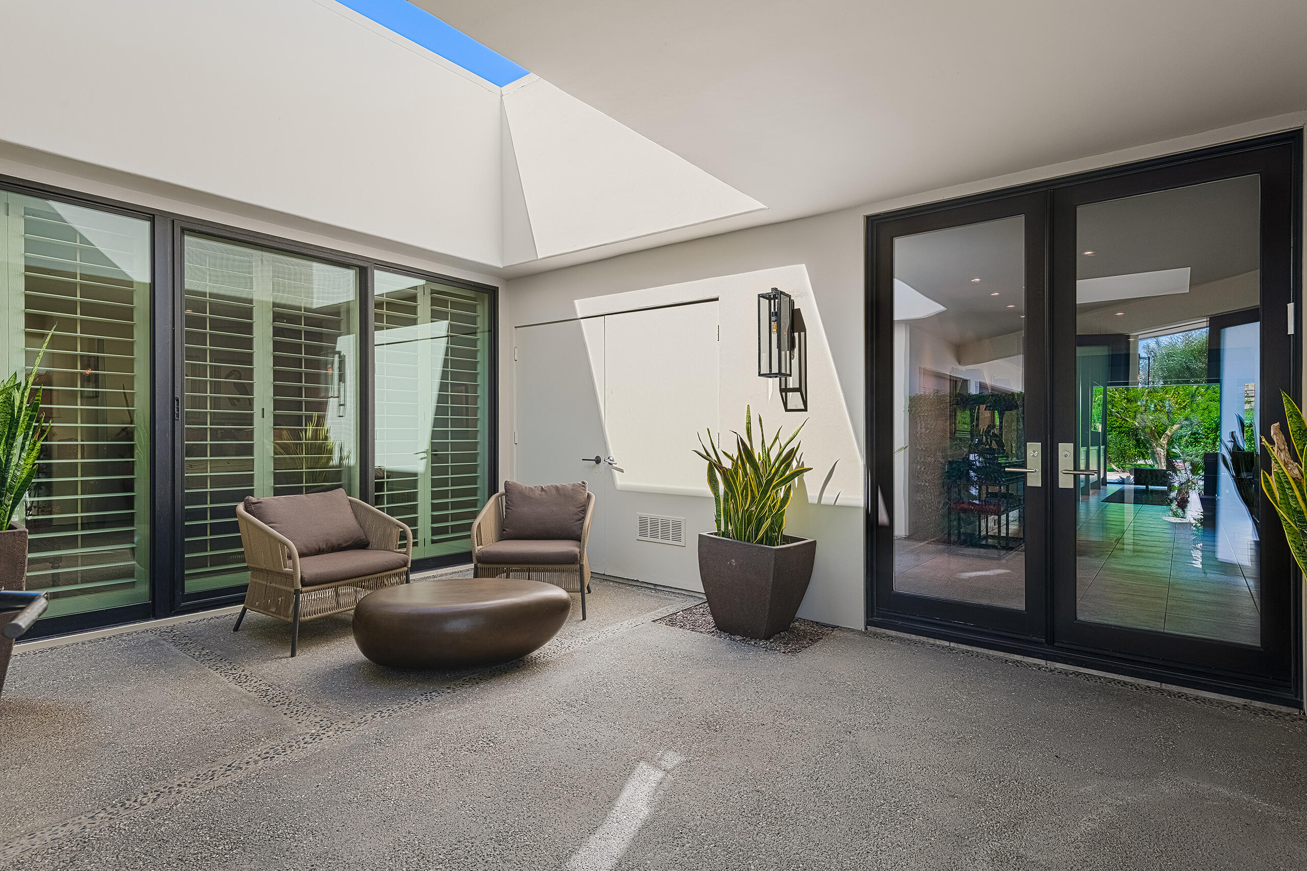 18 Creekside Drive Rancho Mirage, CA 92270 - Photo 2 of 40 a living room with furniture and a potted plant