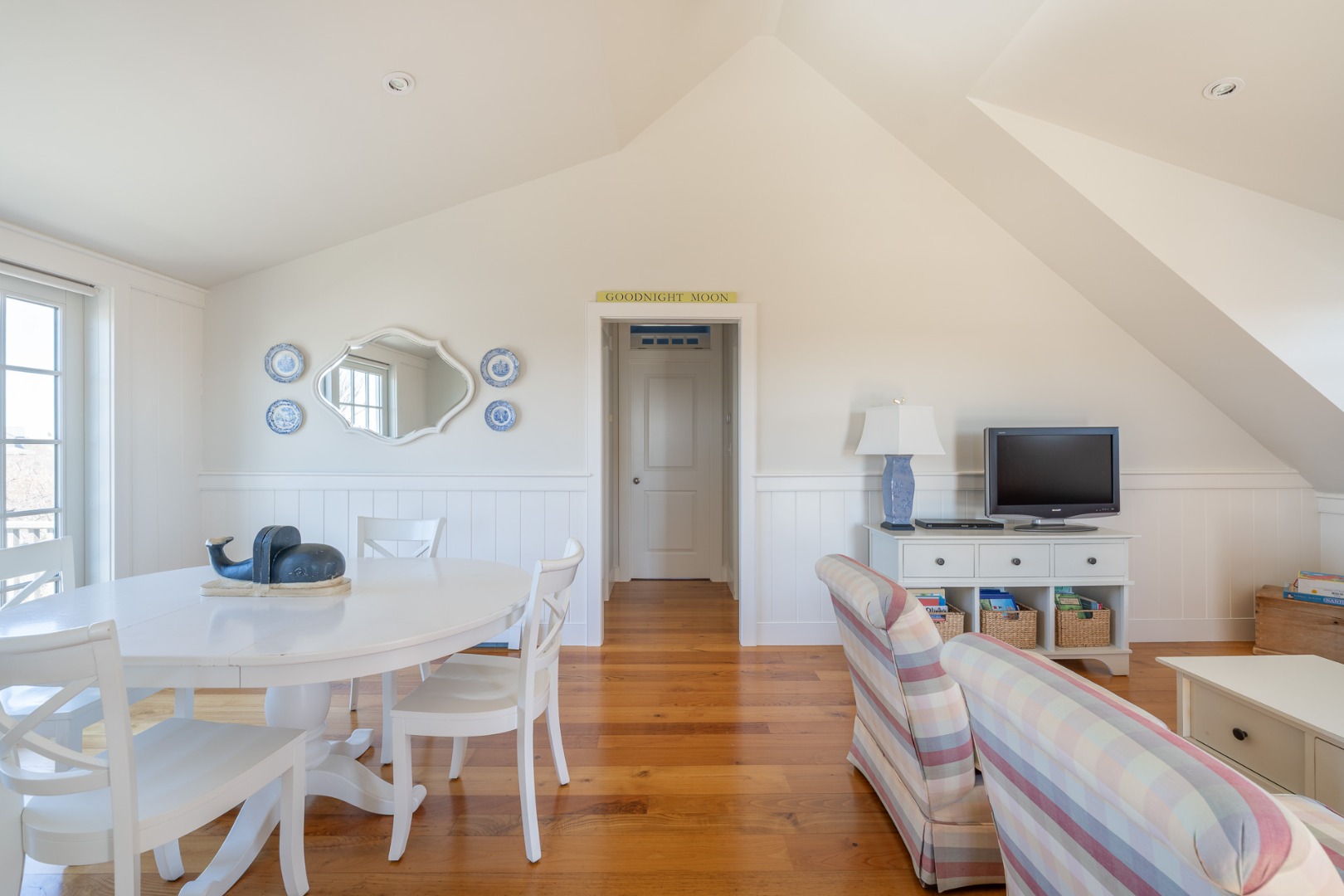 5 Surrey Avenue Nantucket, MA 02554 - Photo 19 of 26 Guest House