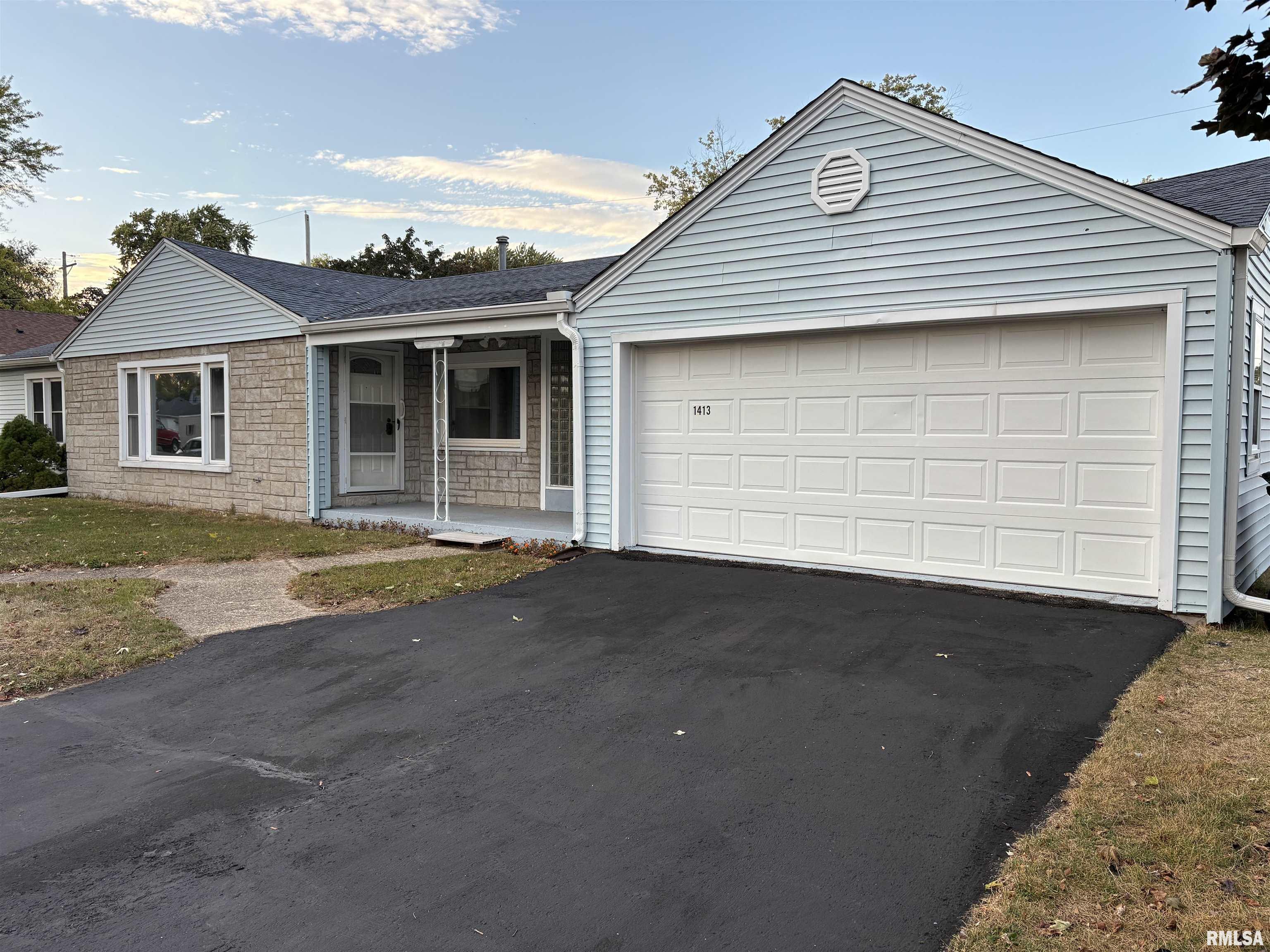 1413 Tennell Road Pekin, IL 61554 - Photo 2 of 16