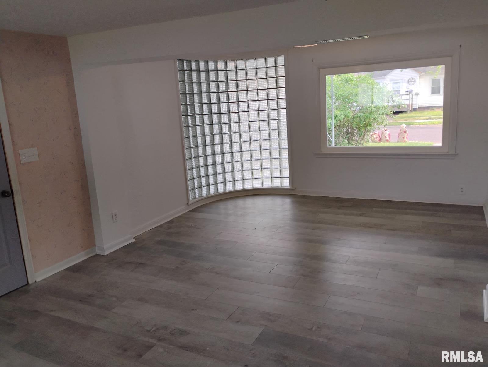 1413 Tennell Road Pekin, IL 61554 - Photo 3 of 16