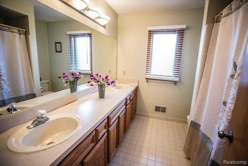 552 Essex Drive Rochester Hills, MI 48307 - Photo 18 of 25