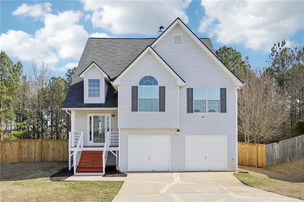 a view of a house with backyard