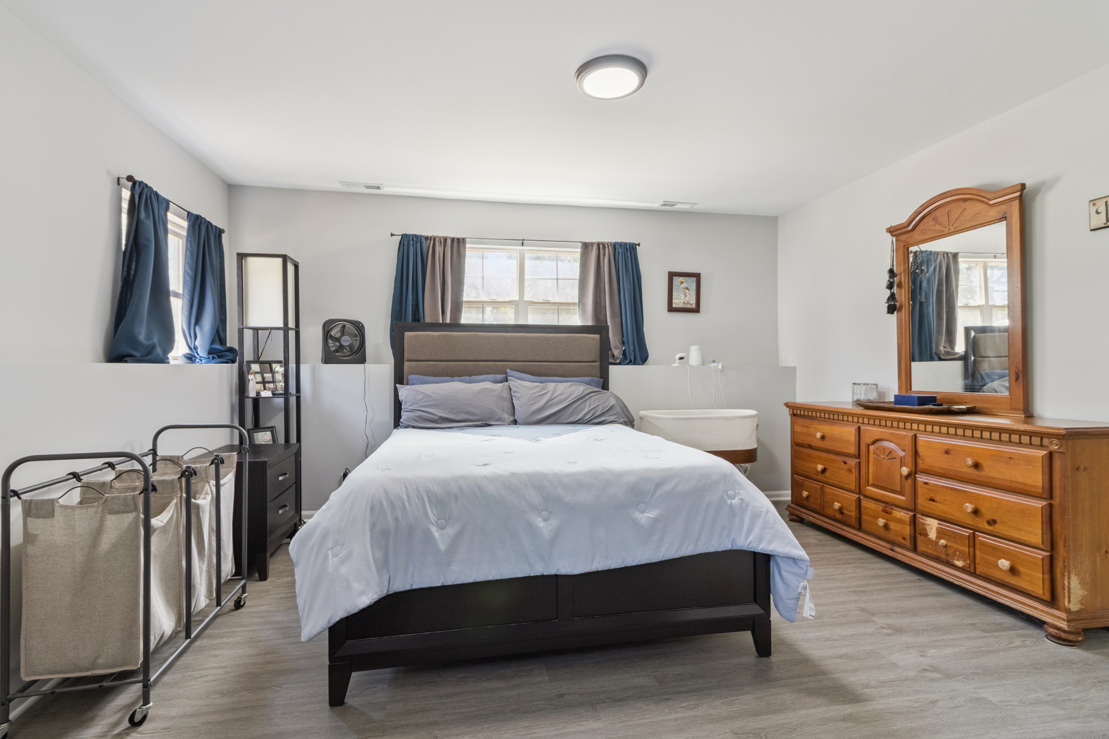 1243 Jericho Road Aurora, IL 60506 - Photo 15 of 25 a bedroom with a bed and a dresser