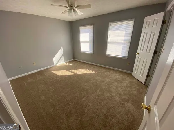a view of empty room with window