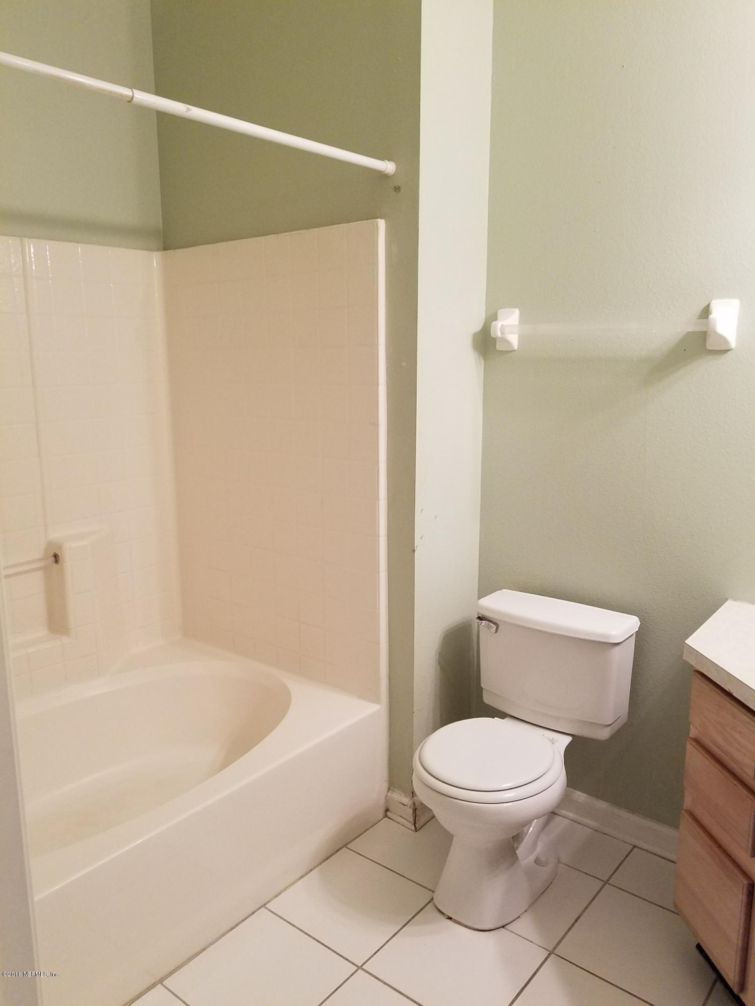 10550 Baymeadows Road, Unit 525 Jacksonville, FL 32256 - Photo 9 of 14 mstr bath- tub