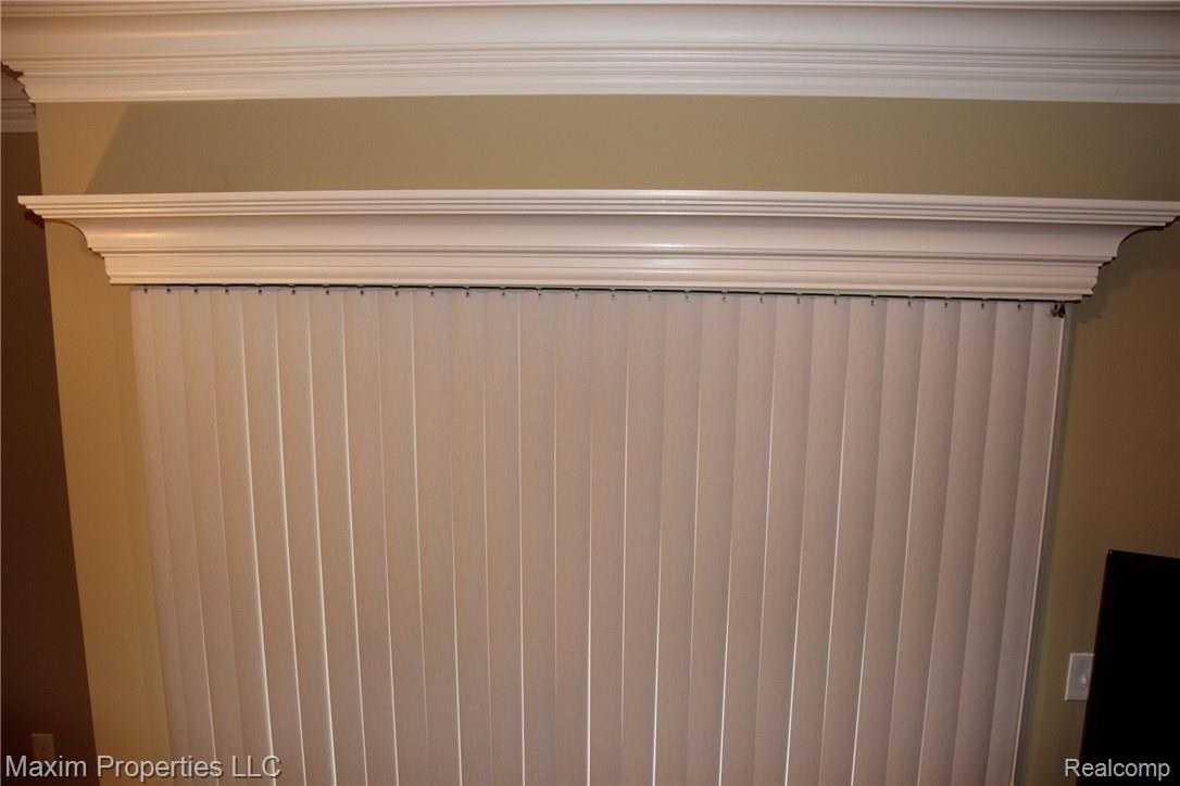 20497 Coachwood Road Riverview, MI 48193 - Photo 13 of 24 DOOR WALL CUSTOM PEDIMENT MOULDING.JPG
