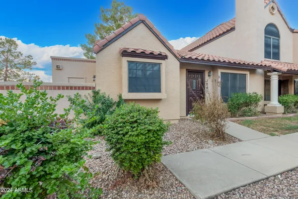 $2,000 | 921 West University Drive, Unit 1087, Mesa, AZ 85201