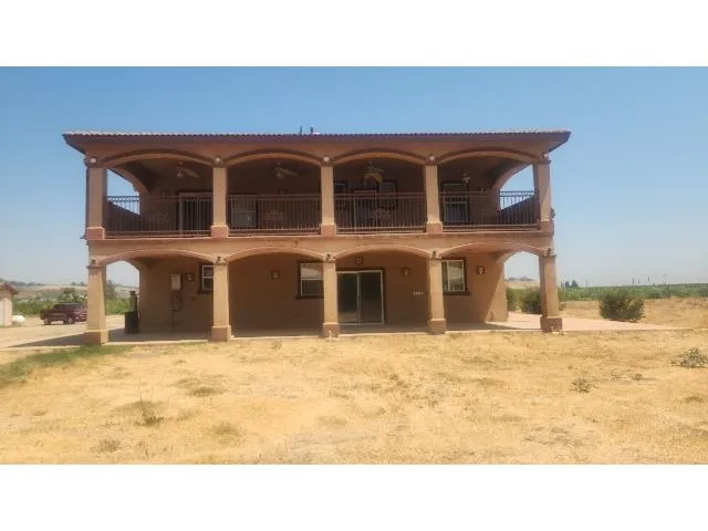 a black and white photo of a building
