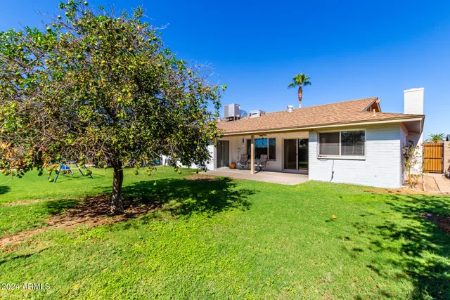 a view of a house with backyard