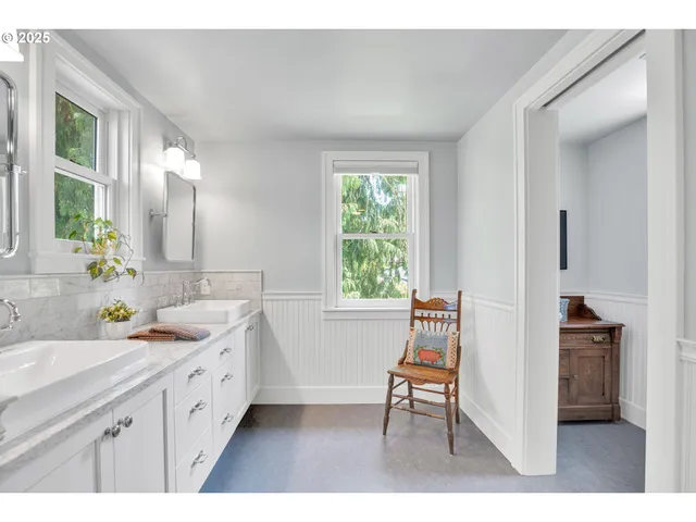 $949,000 | 4800 Southwest Chestnut Place, Beaverton, OR 97005