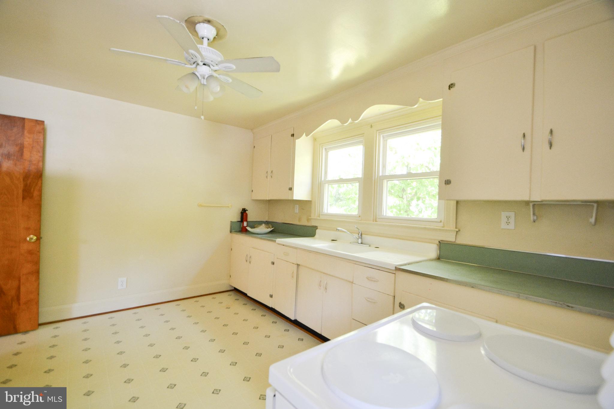 1524 Orlando Road Baltimore, MD 21234 - Photo 15 of 30 Upper level kitchen