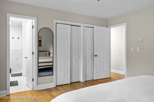 a view of livingroom with furniture