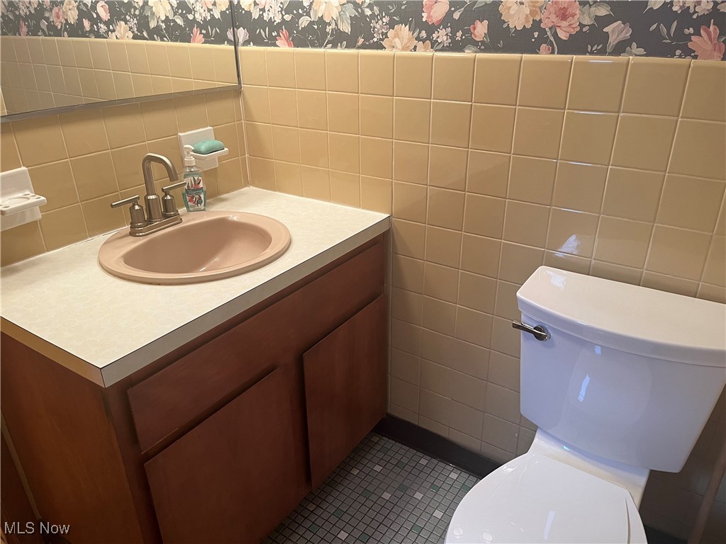 9152 Fosdick Road Cleveland, OH 44125 - Photo 21 of 45 Half Bath on the First Floor