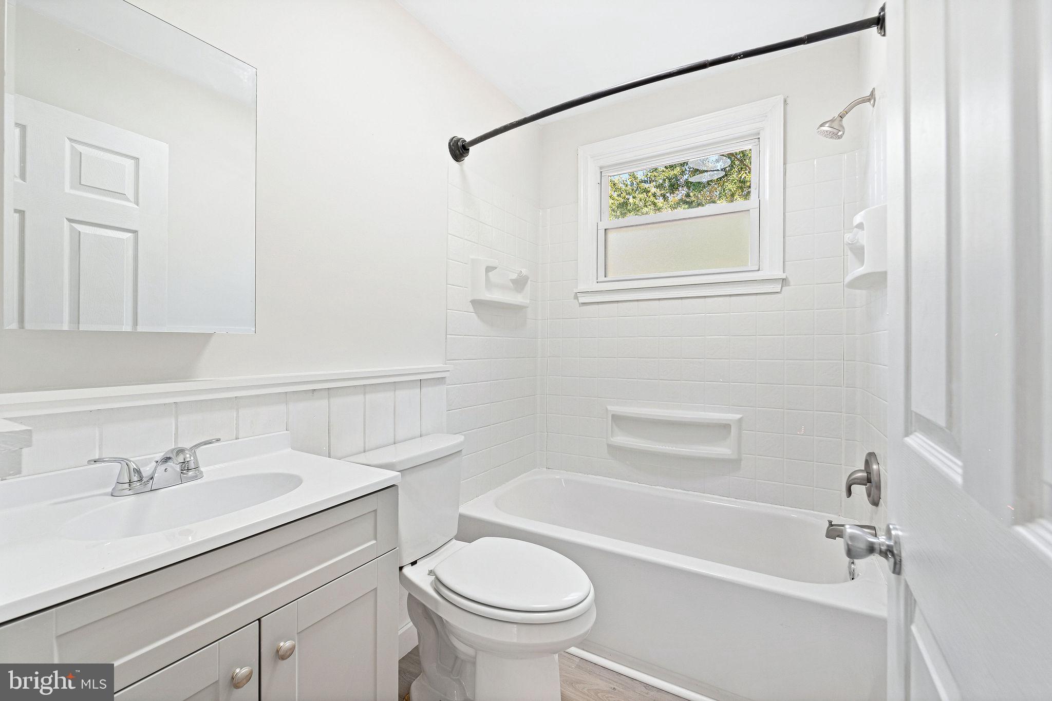 115 Chestnut Street Salem, NJ 08079 - Photo 24 of 34 a bathroom with a sink a toilet and a bathtub